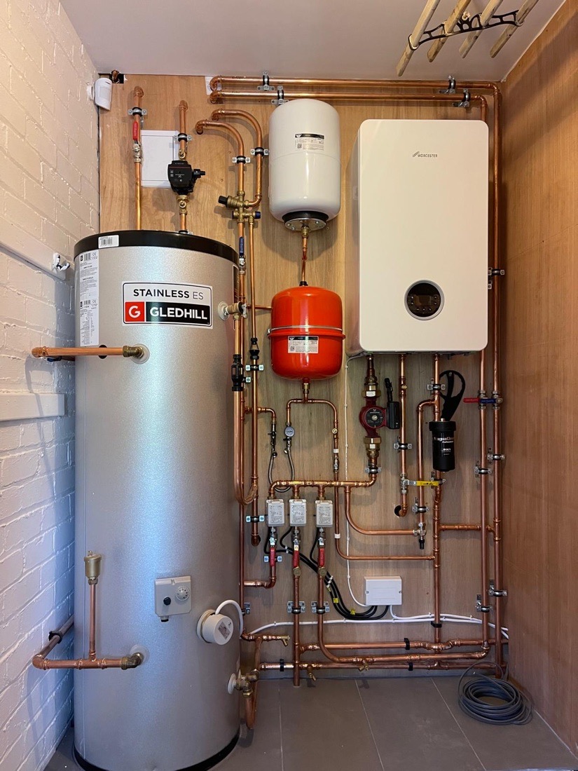 A Worcester boiler and Gledhill stainless steel hot water cylinder installed by 123-Gas with immaculate copper pipework